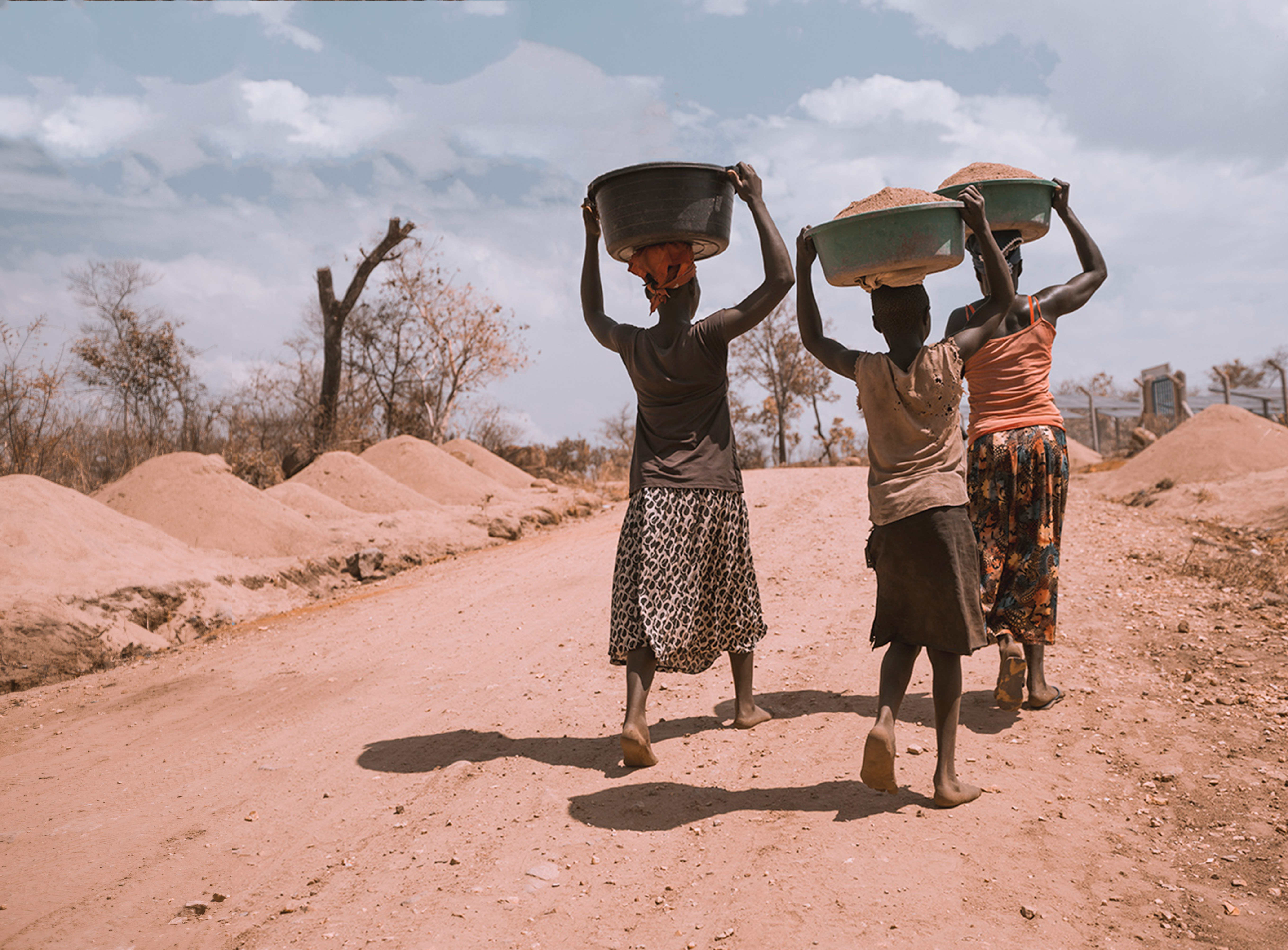 African women carrying food on their heads
