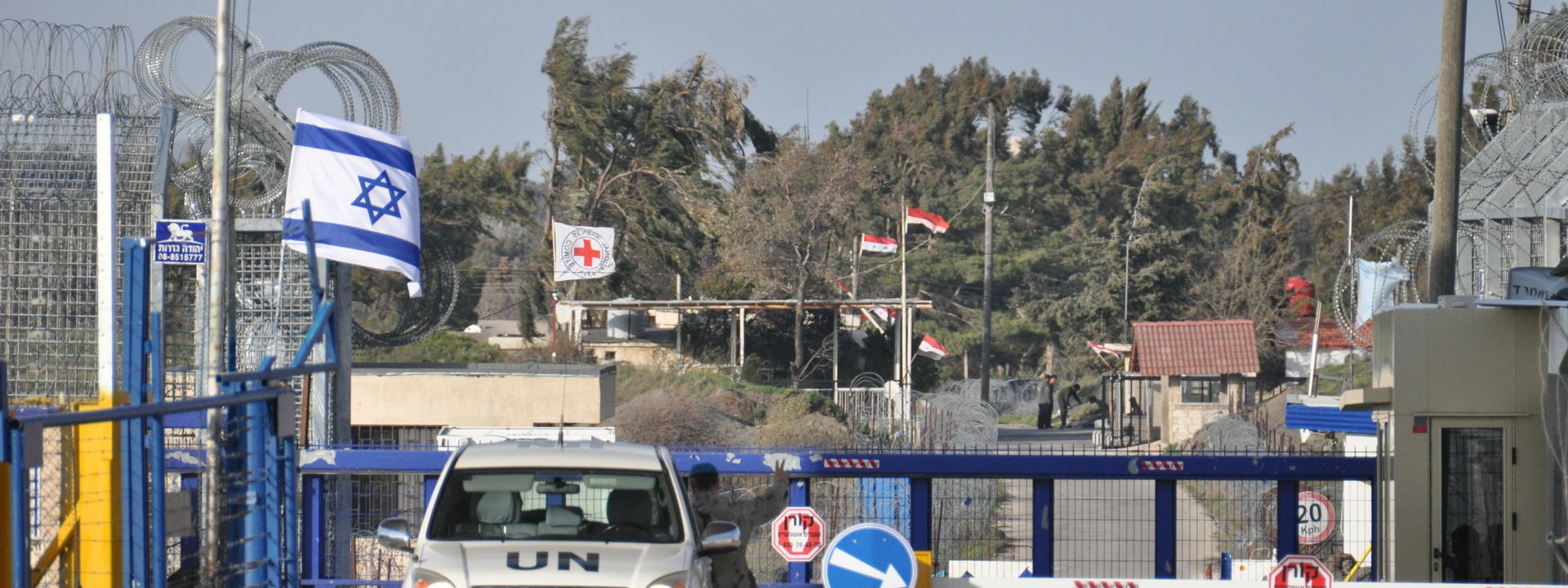 Border_crossingpoint_Golan_heights_image_courtesy_of_Escla.JPG
