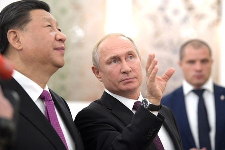 Vladimir_Putin_and_Xi_Jinping_(2019-06-05)_31-3.jpg